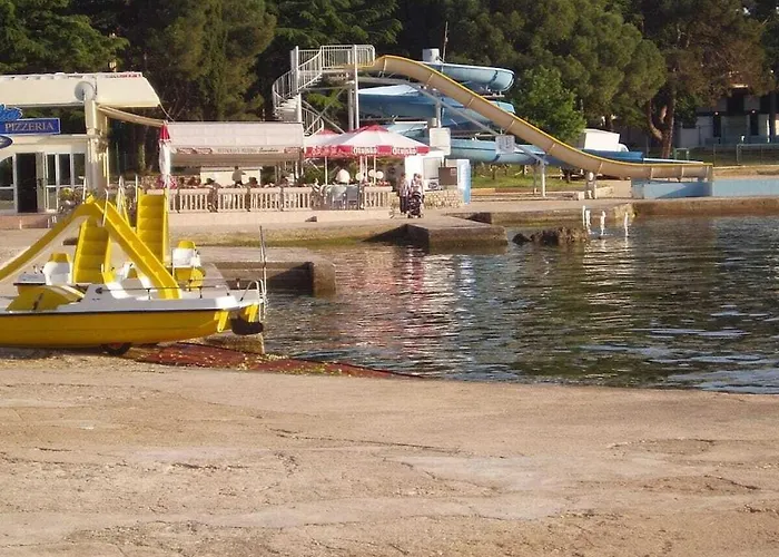 In Pore With Swimming Pool Πόρετς
